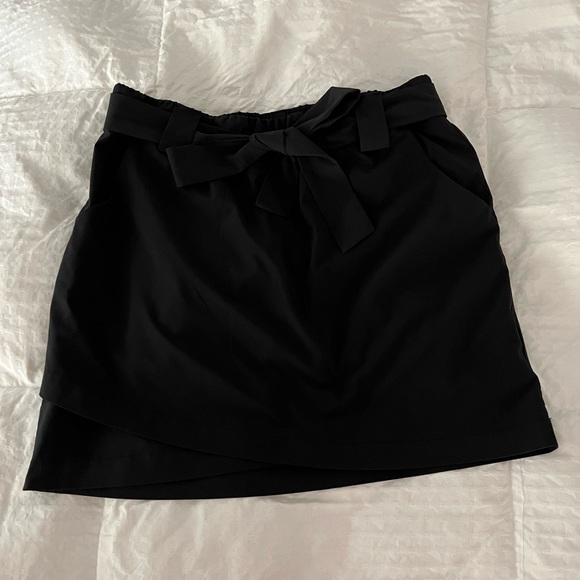 Athleta skort with pockets. Great condition. Breathable material. - Picture 2 of 5